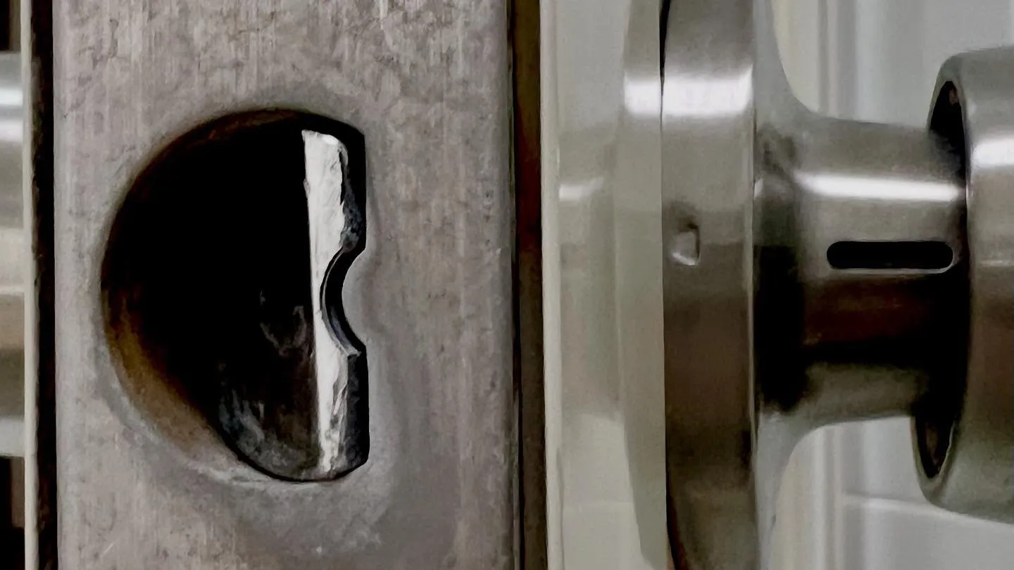 🔐【浴室の扉が勝手に開く…誤報の原因は錠前の劣化】