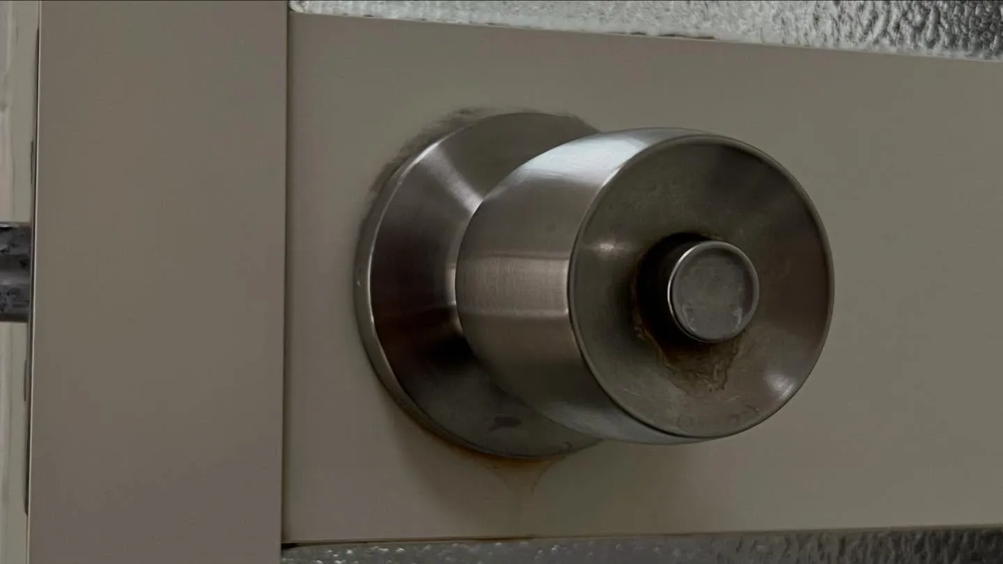 🔐【浴室の扉が勝手に開く…誤報の原因は錠前の劣化】