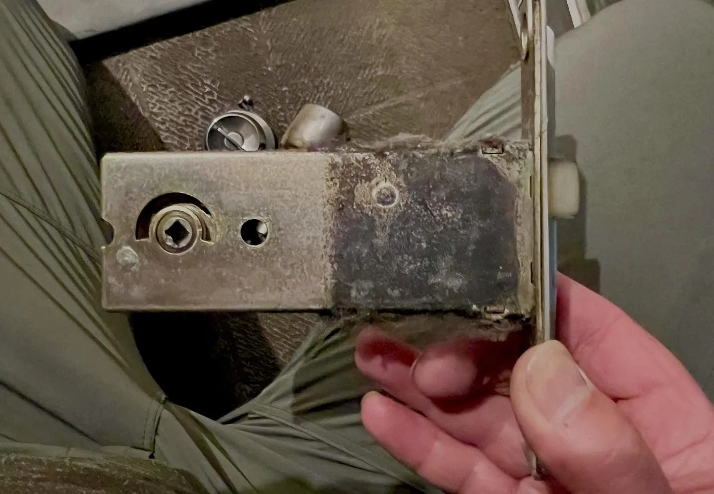 【物置スペースの錠前、動作確認で発覚した不具合】