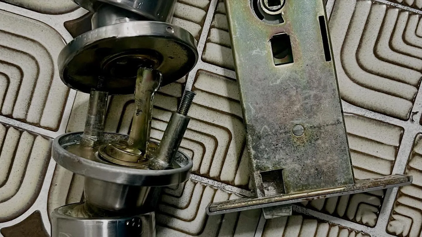 【ドアノブが回らない…その原因は錆だった】