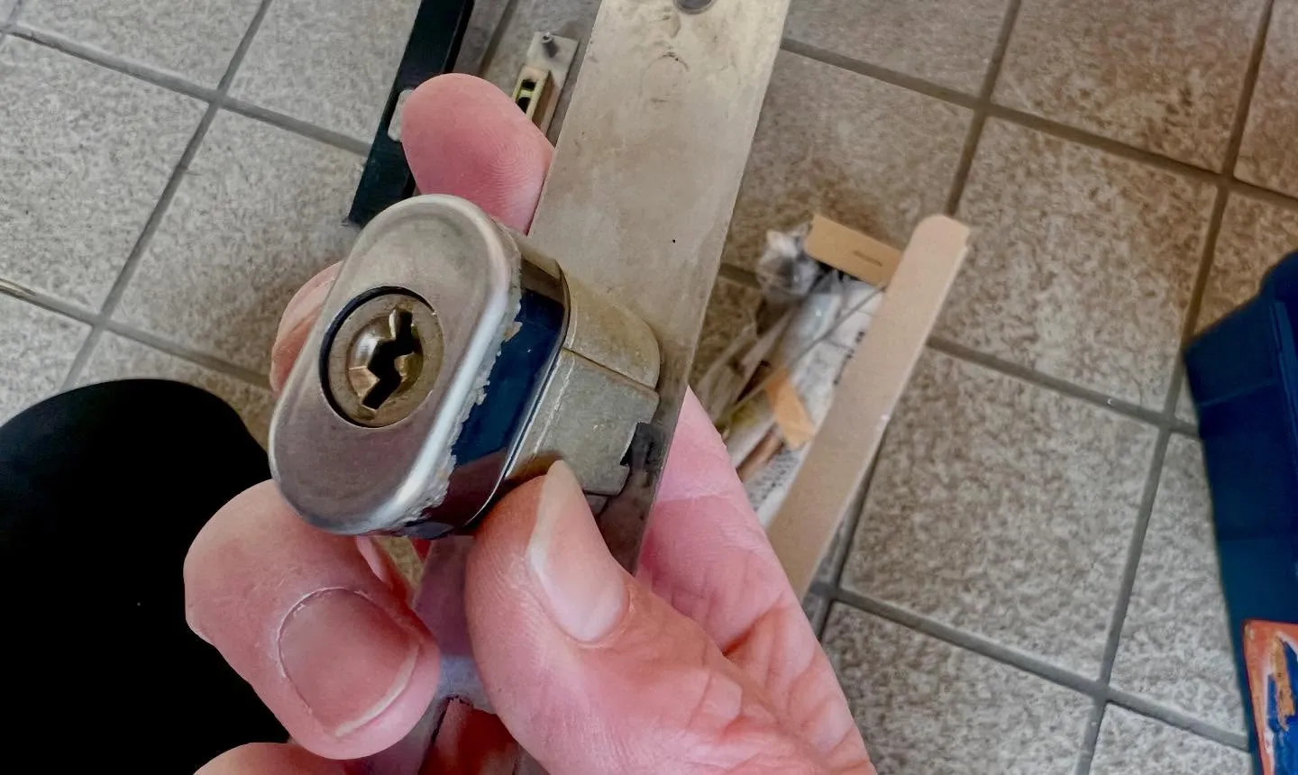 🔐【引戸錠が開かない…原因はネジの脱落でした】