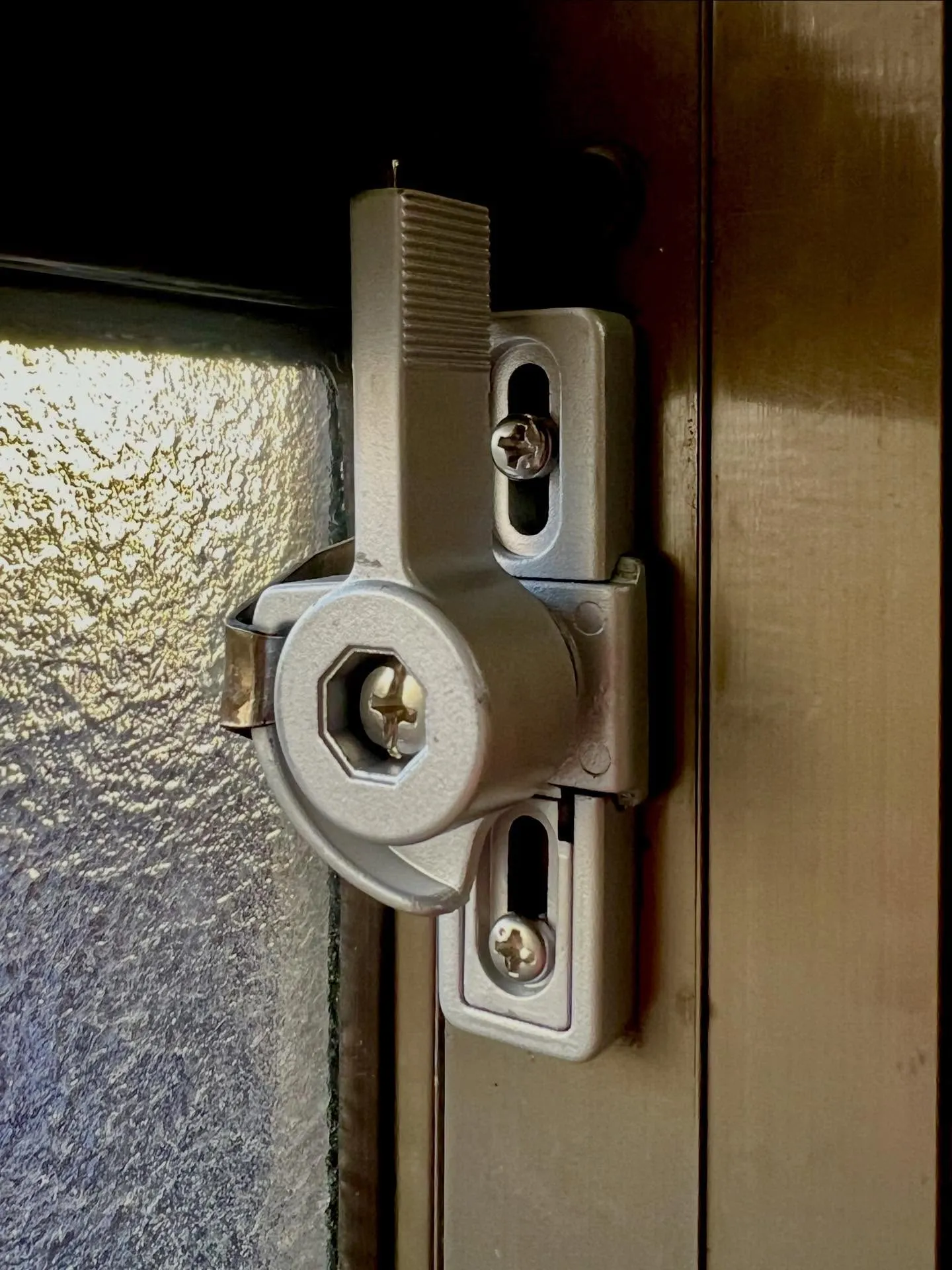 【緊急対応、室内サッシのクレセント錠交換】