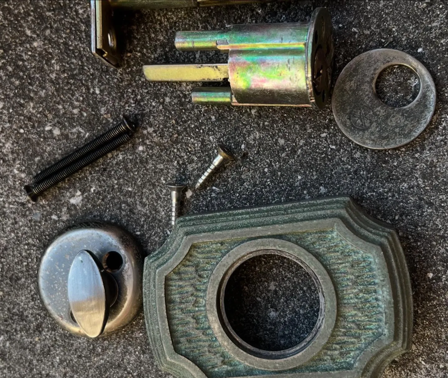 🔐【玄関の鍵が空回り…原因は自己流の分解でした】