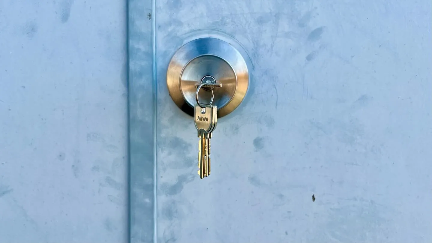 【河川敷の電気室 鍵交換完了｜MIWA U9HKD-1】