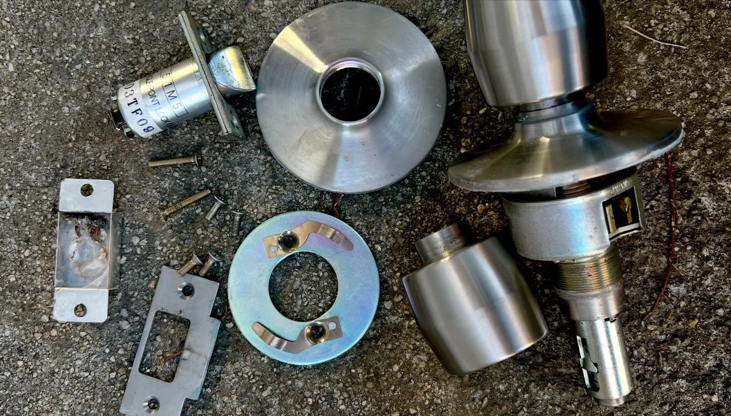 【河川敷の電気室 鍵交換完了｜MIWA U9HKD-1】