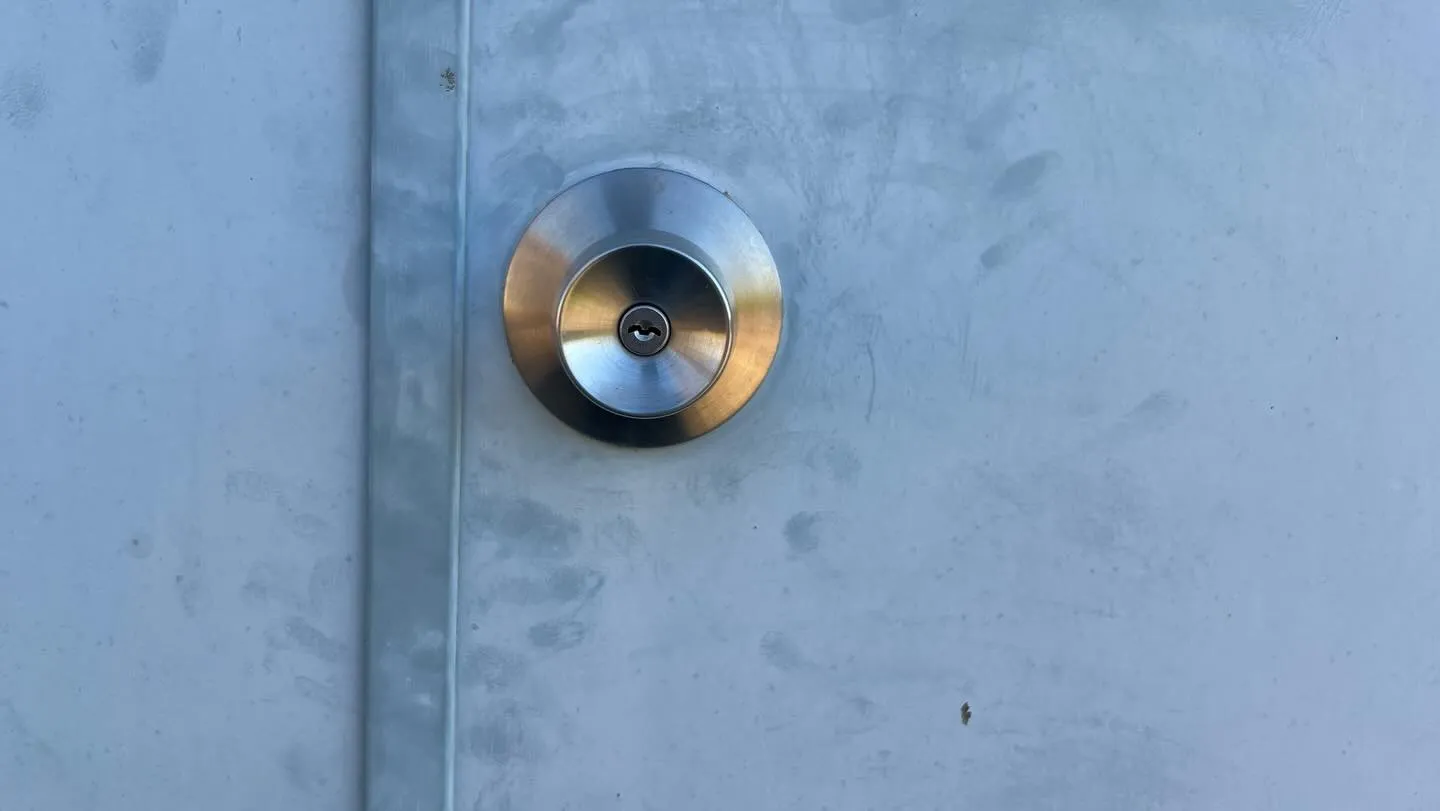 【河川敷の電気室 鍵交換完了｜MIWA U9HKD-1】