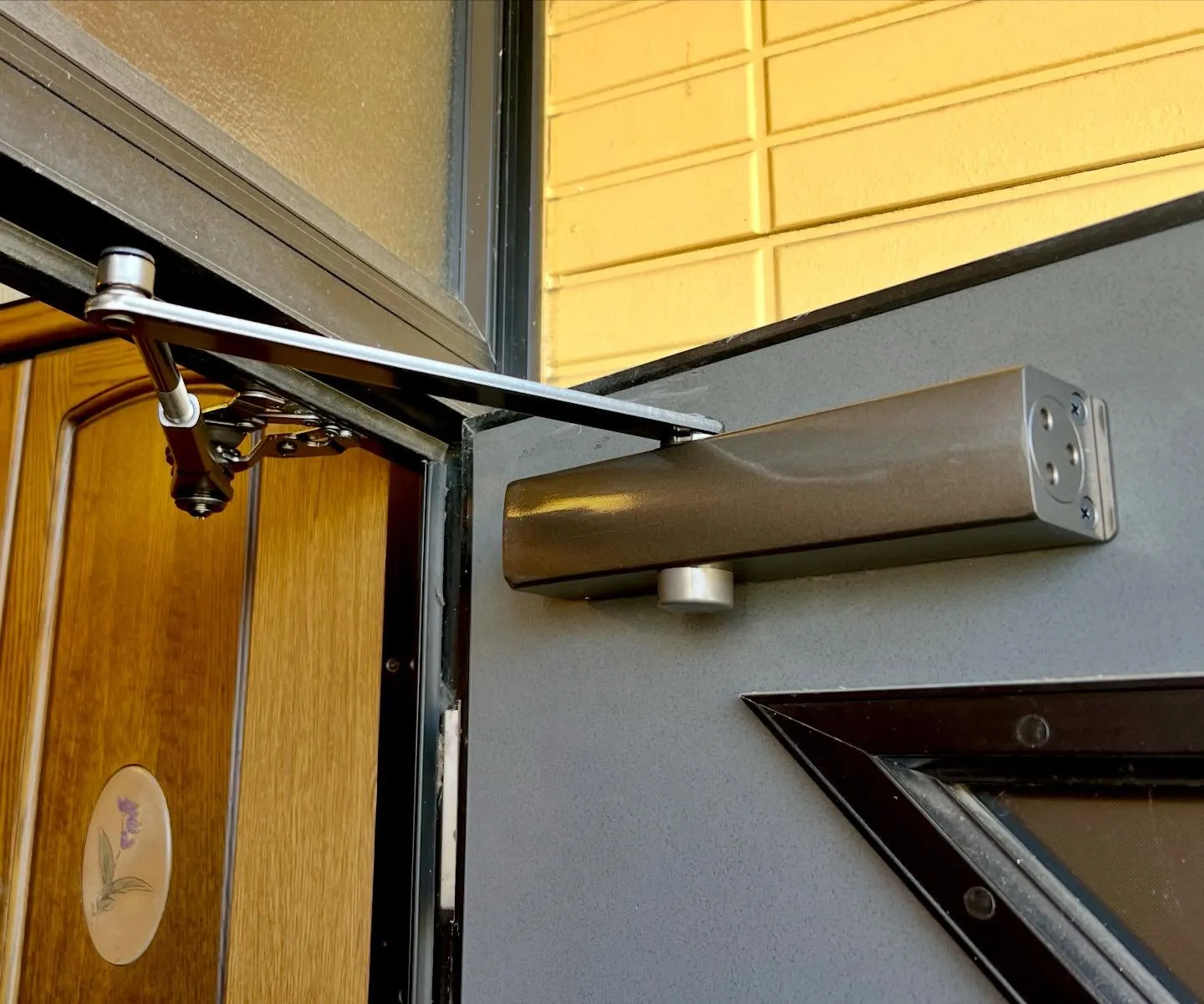【30年使用されたドアクローザー、無事に交換完了】
