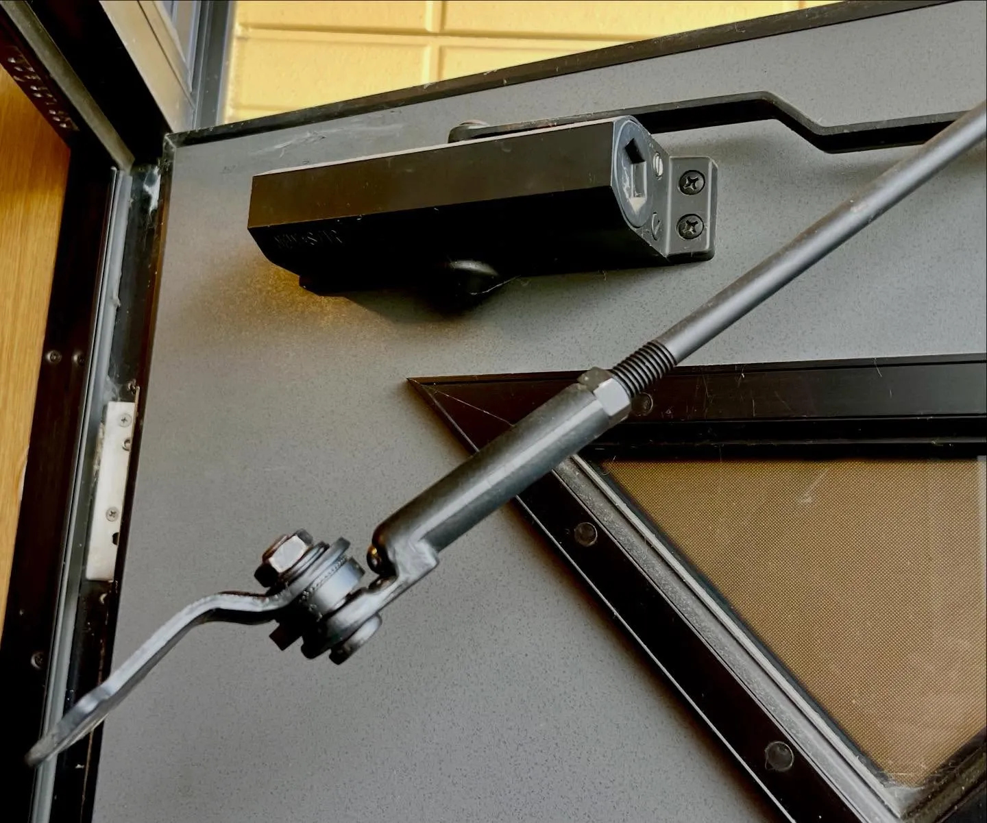 【30年使用されたドアクローザー、無事に交換完了】