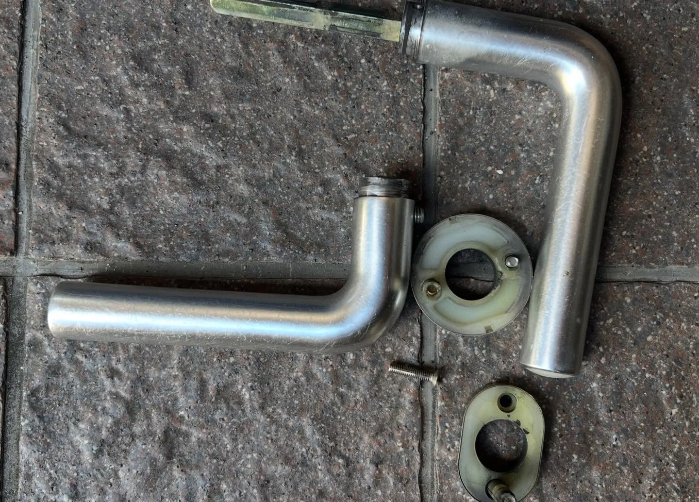 【レバーハンドルのネジがすぐ外れる…その原因は軸のゆるみでし...