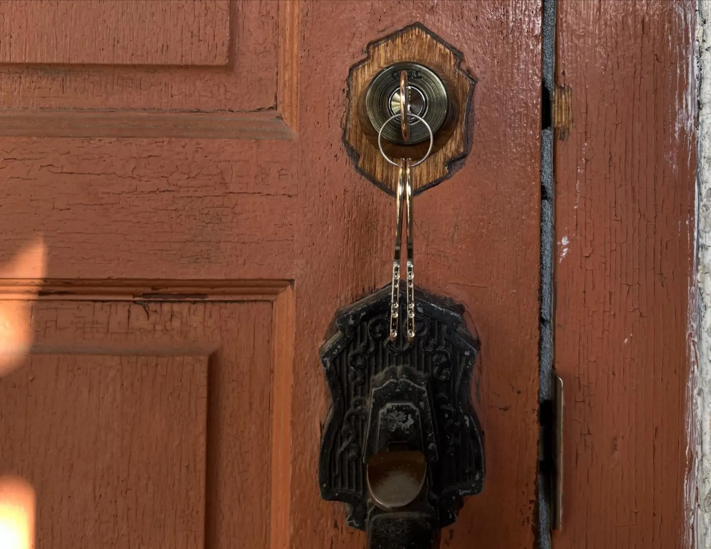 【古い木製ドアの鍵が回らない…チューブラ錠を防犯タイプに交換...