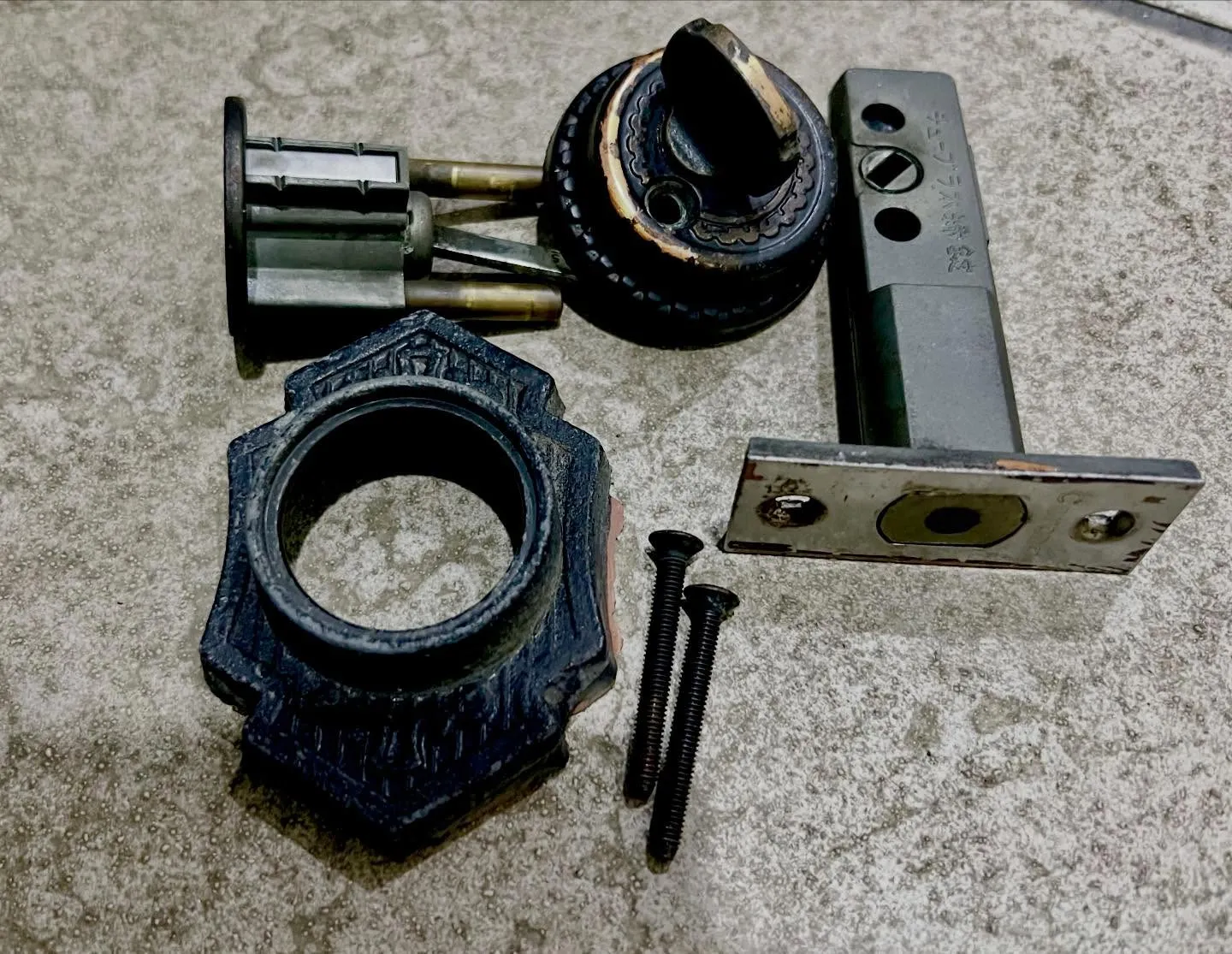 【古い木製ドアの鍵が回らない…チューブラ錠を防犯タイプに交換...