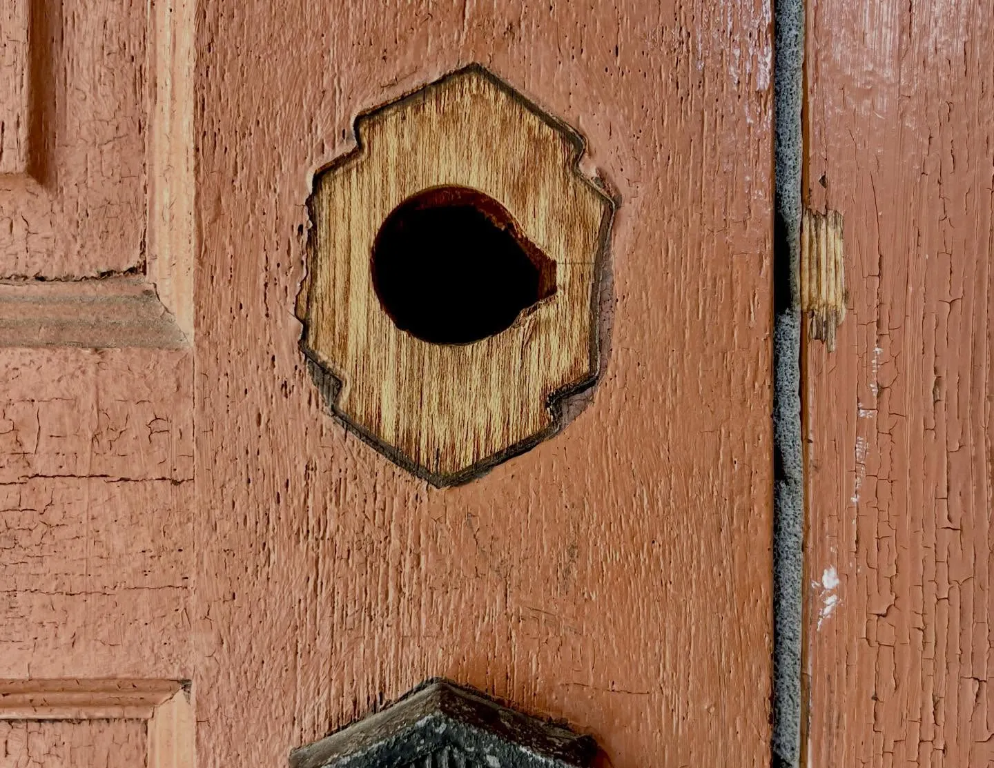 【古い木製ドアの鍵が回らない…チューブラ錠を防犯タイプに交換...