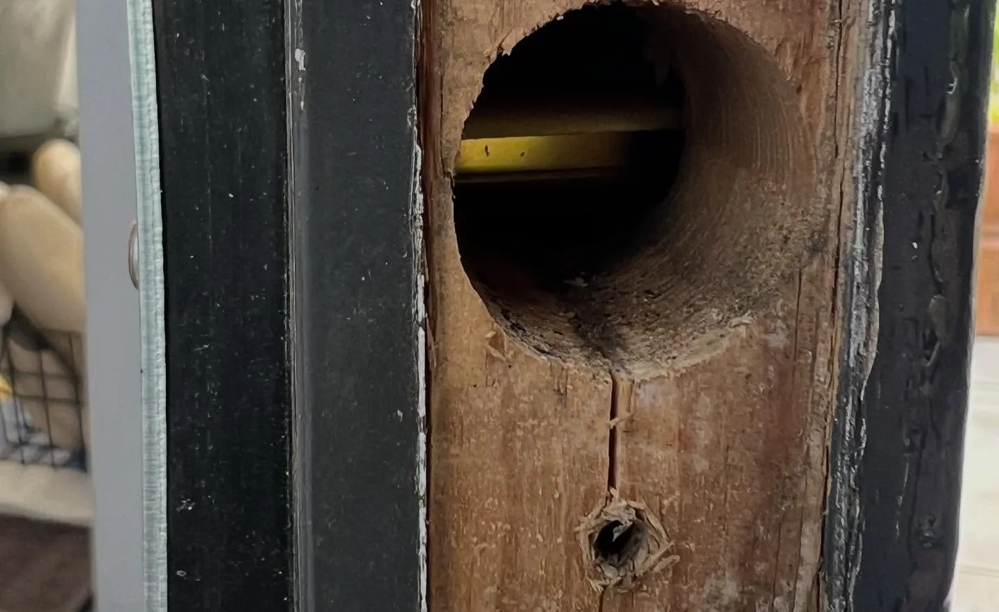 【反った木製ドアに救世主】