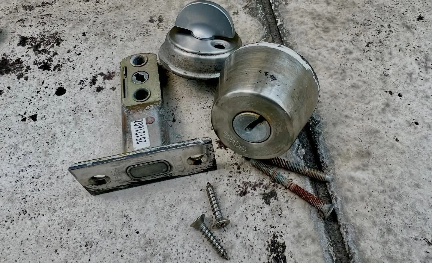 【反った木製ドアに救世主】