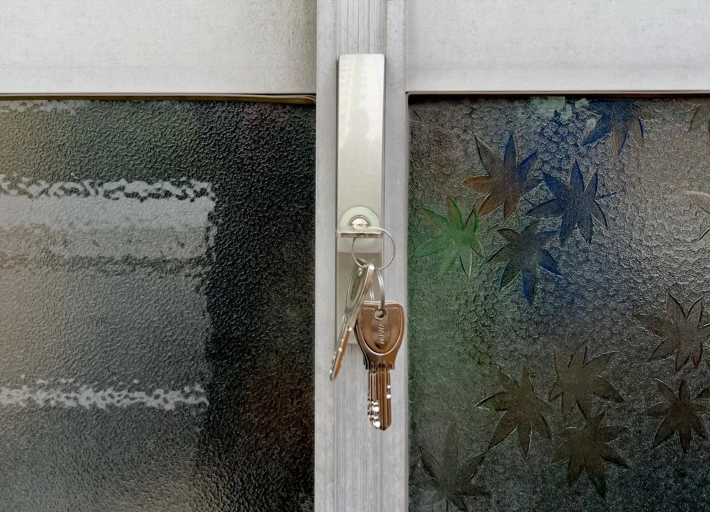 【鍵が抜けない…原因はドアの傾きとコストダウンの錠前❓】