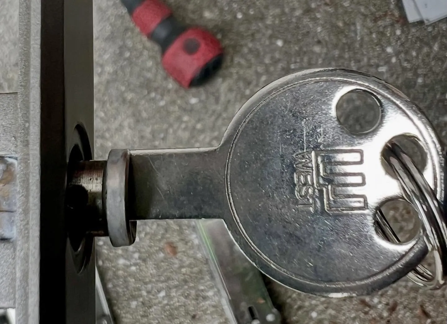 【鍵が抜けない…原因はドアの傾きとコストダウンの錠前❓】