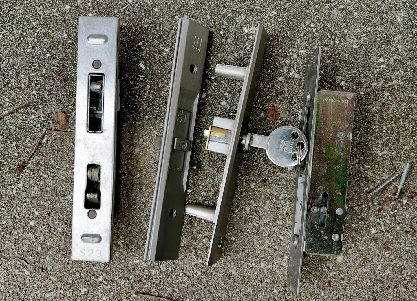 【鍵が抜けない…原因はドアの傾きとコストダウンの錠前❓】