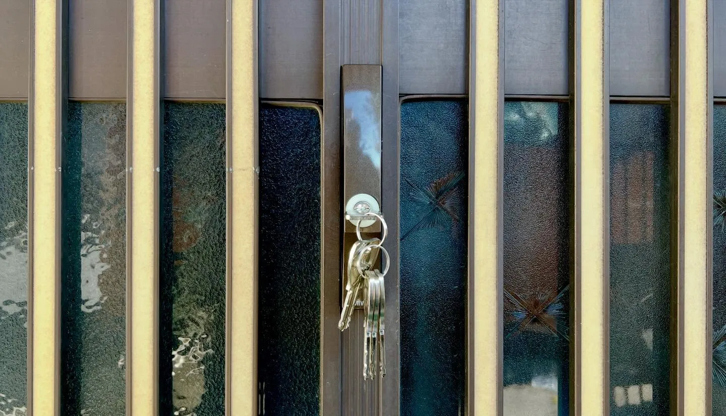 🔐【築45年の引き違い戸、鍵交換の現場より】