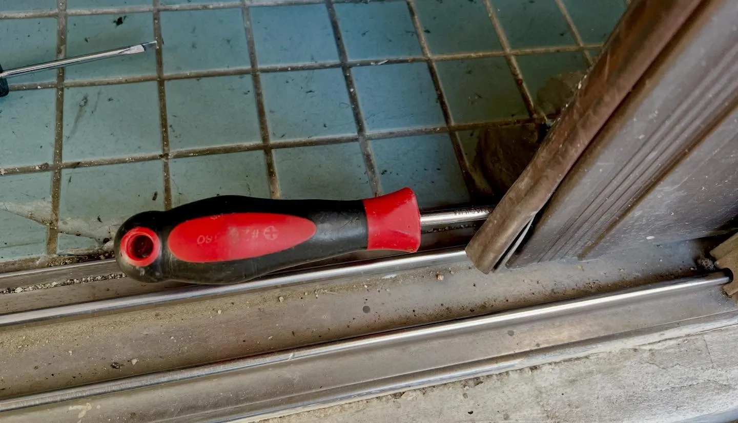 🔐【築45年の引き違い戸、鍵交換の現場より】