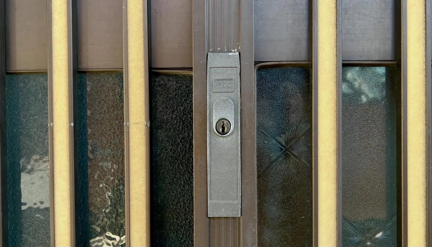 🔐【築45年の引き違い戸、鍵交換の現場より】