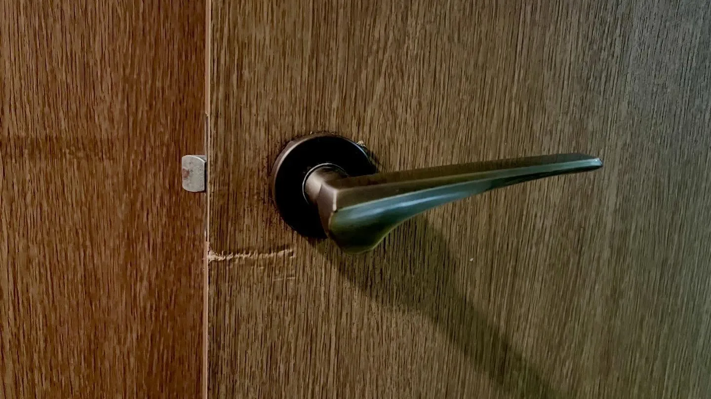 【浴室ドアのレバーハンドルが抜けない…その原因は?】