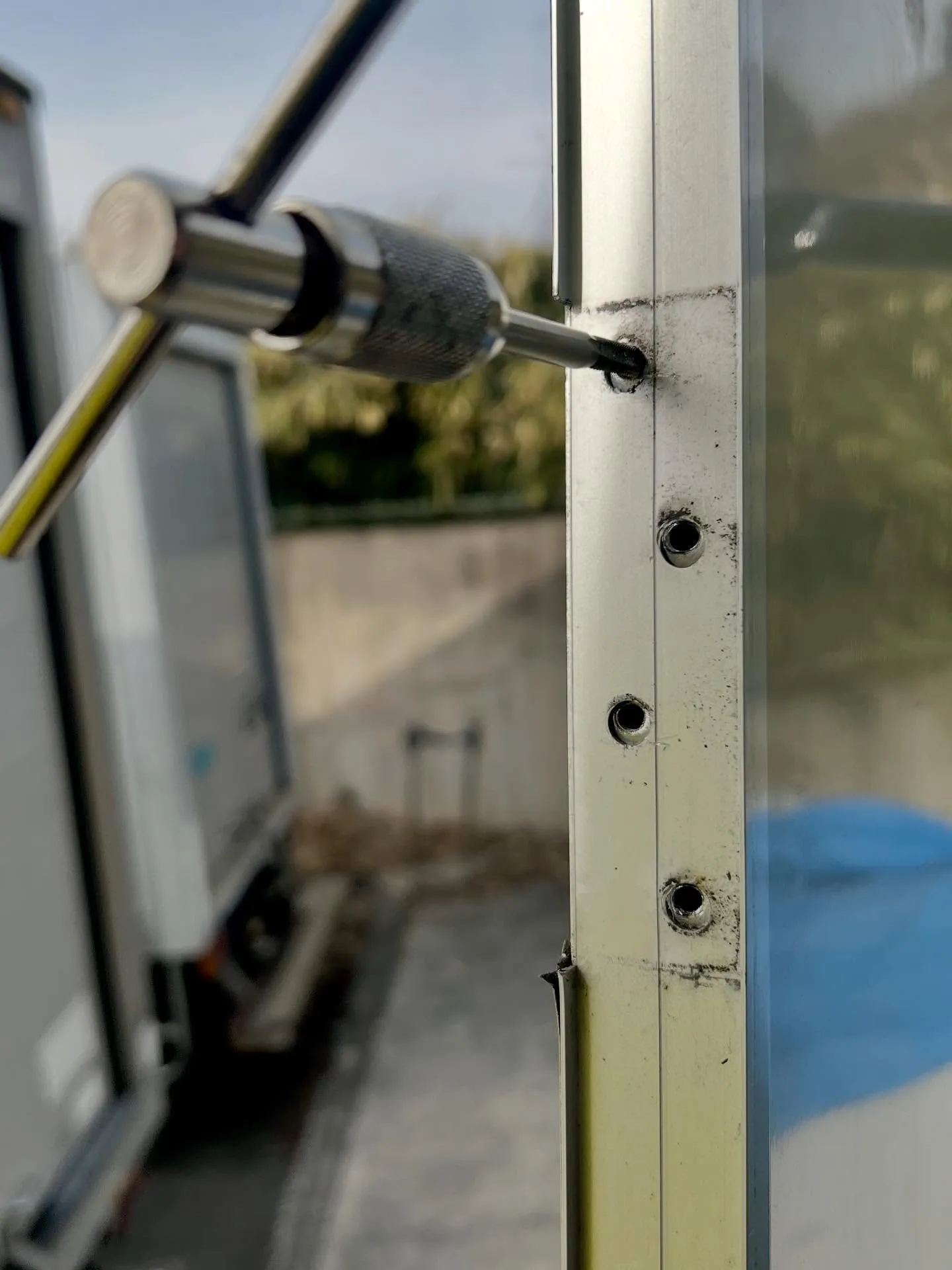 【倉庫のドアが外れた…原因は蝶番のネジ緩みでした】