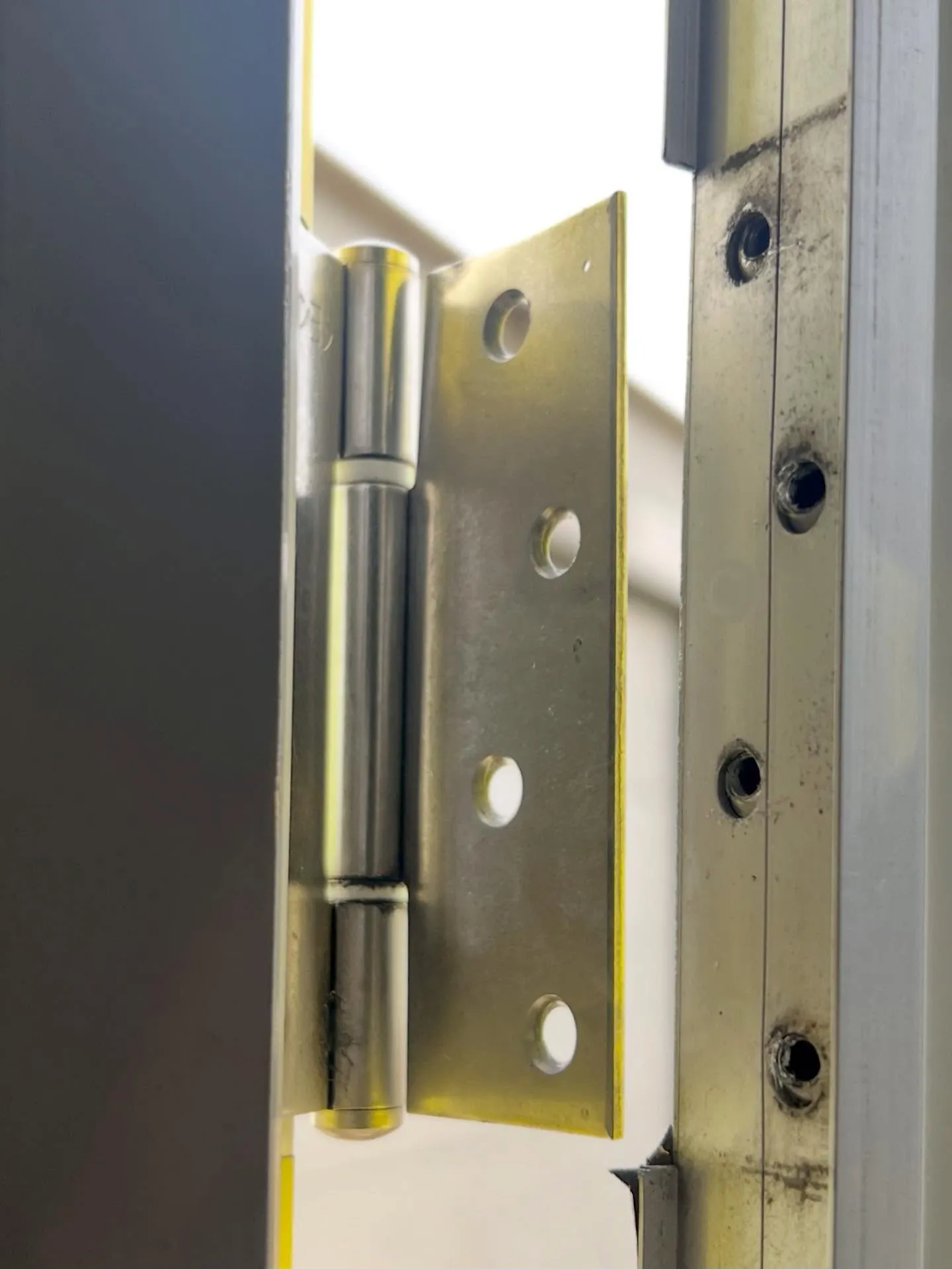 【倉庫のドアが外れた…原因は蝶番のネジ緩みでした】