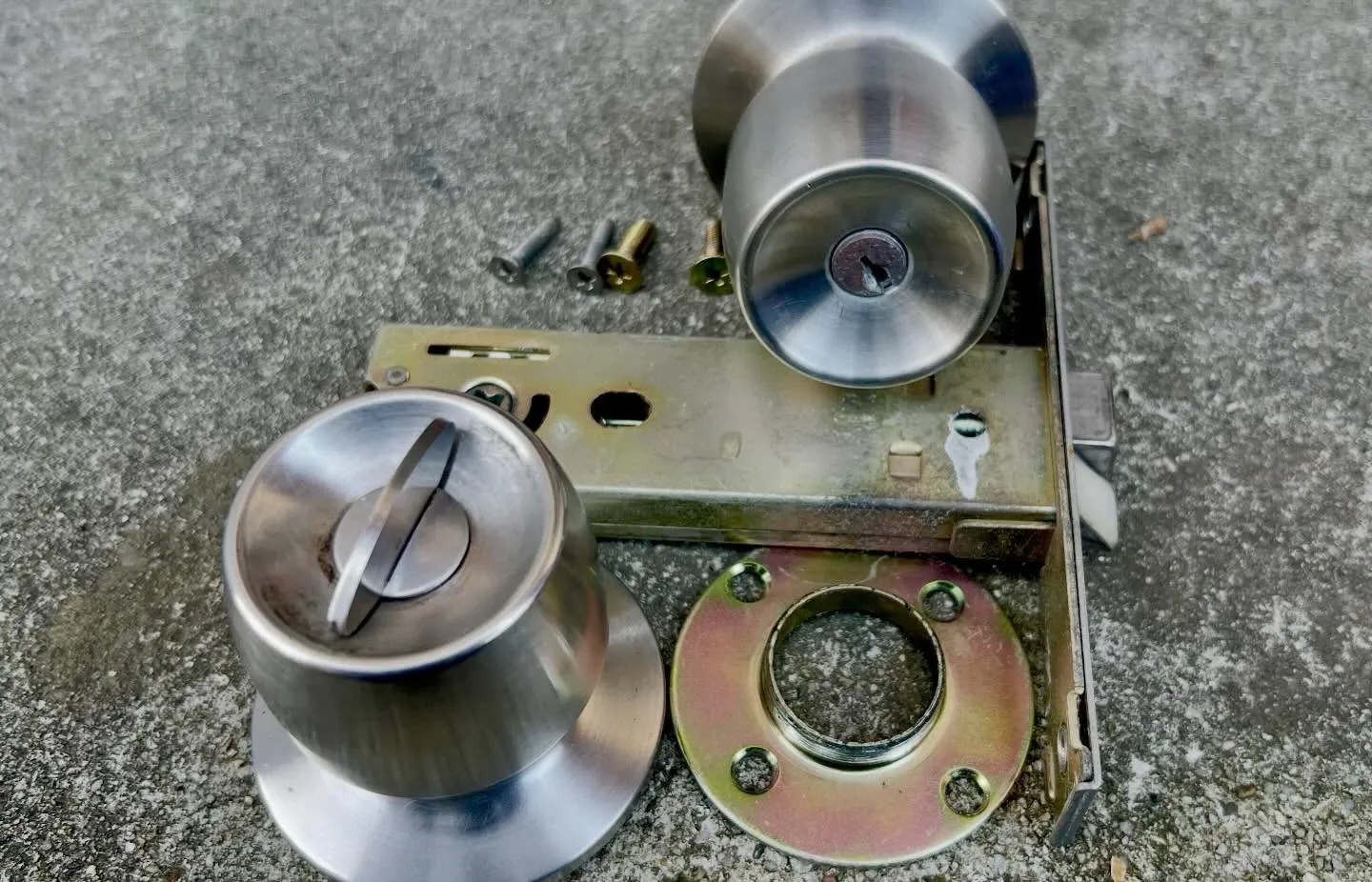 【本日の現場レポート｜勝手口の鍵が突然開かない⁉️】