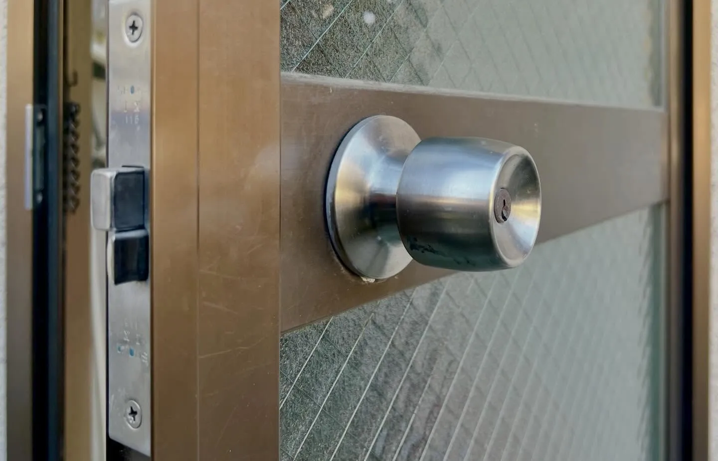 【本日の現場レポート｜勝手口の鍵が突然開かない⁉️】