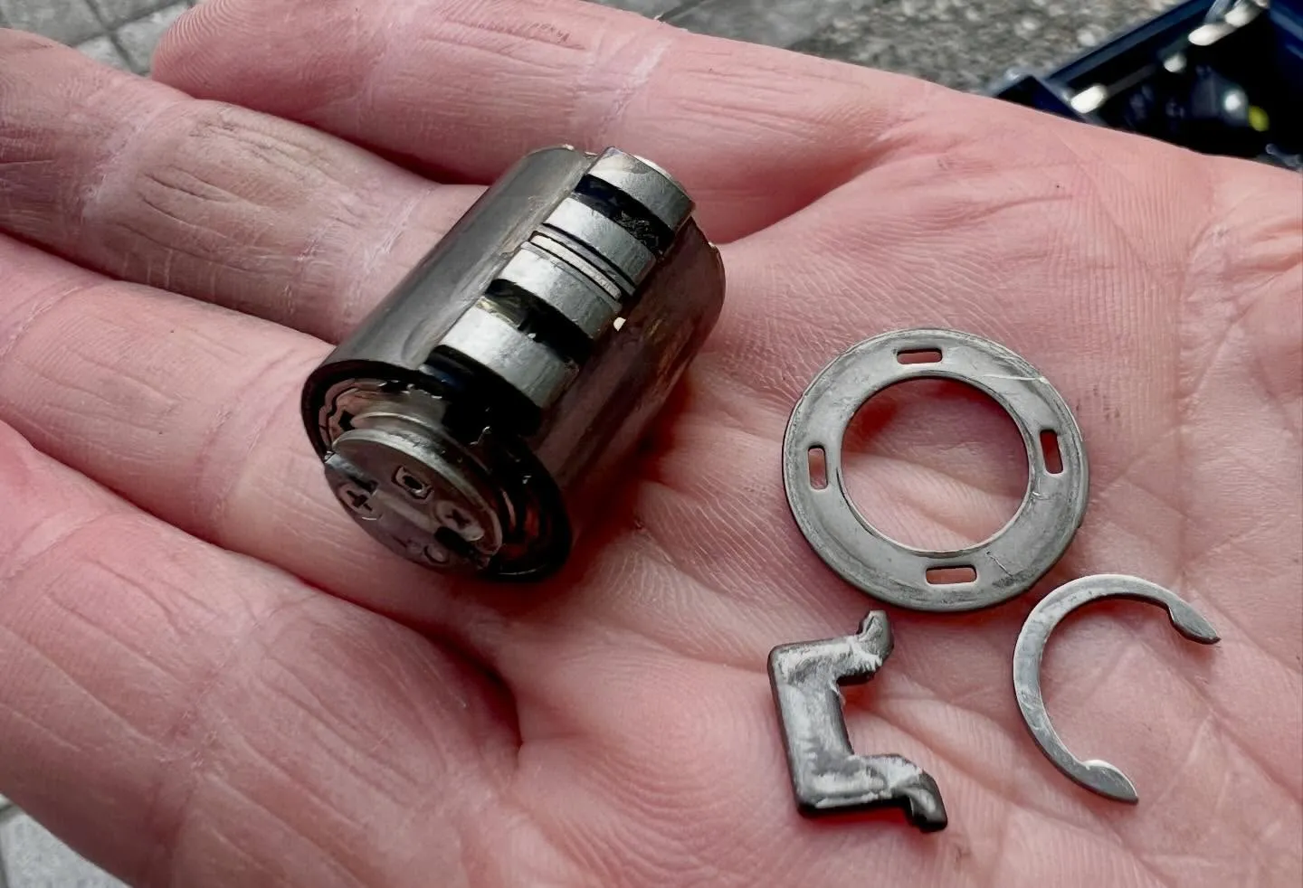 【13年前の鍵が突然回らない…交換のご依頼】