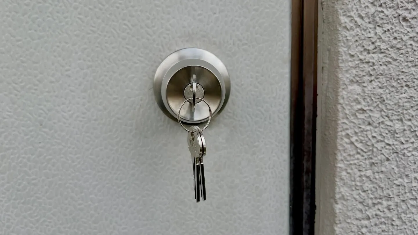 【現場主義の矜持】勝手口の鍵交換だけでは終わらせない