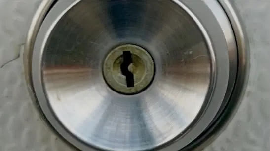 【現場主義の矜持】勝手口の鍵交換だけでは終わらせない