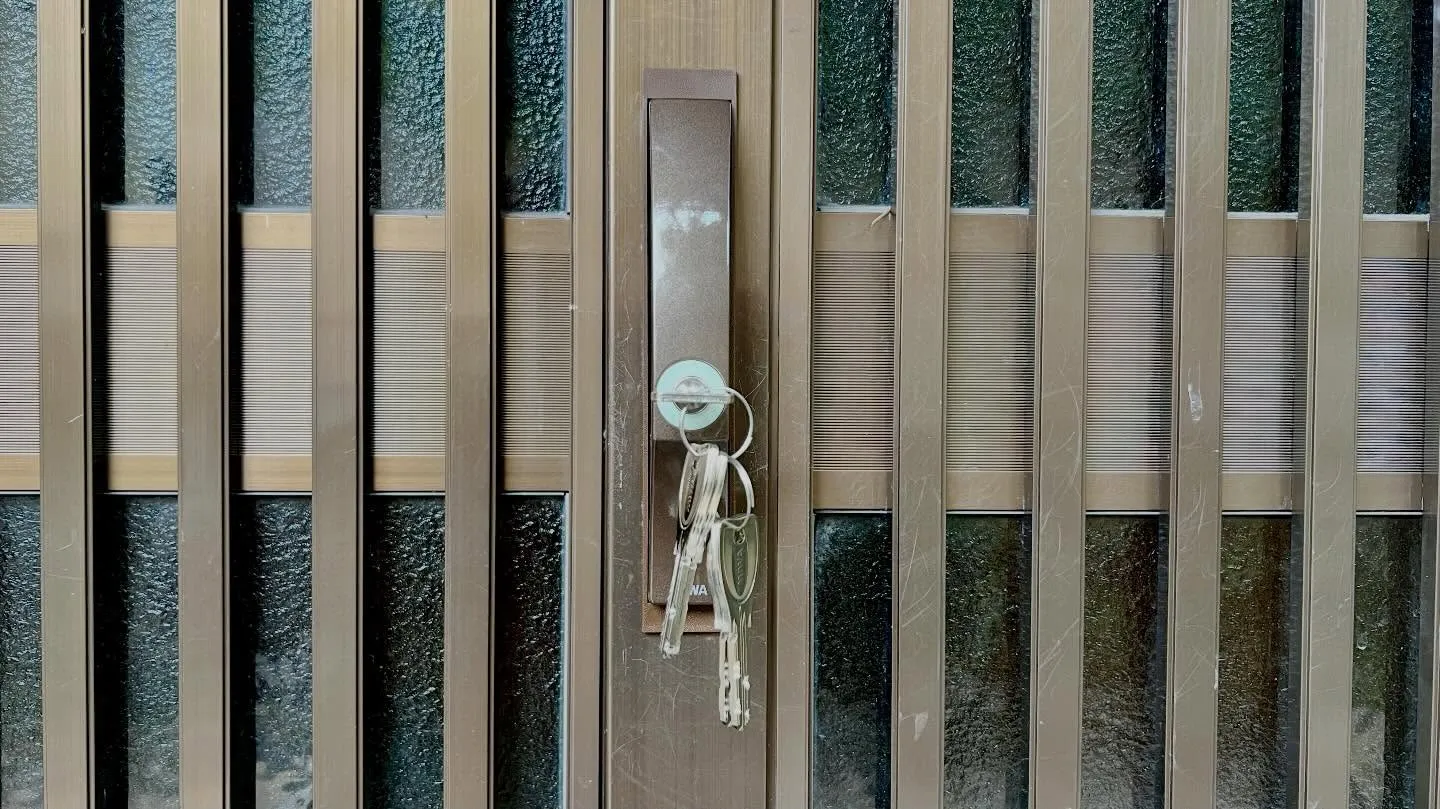 🔑【突然、鍵が回らない…35年選手の引戸錠を交換対応】