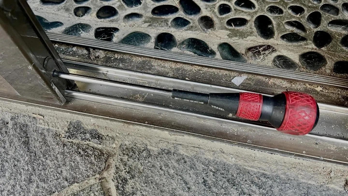 🔑【突然、鍵が回らない…35年選手の引戸錠を交換対応】