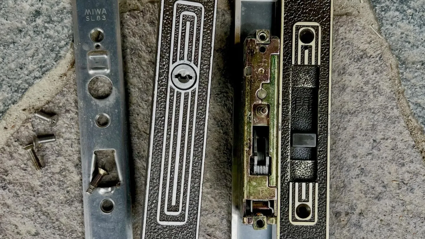 🔑【突然、鍵が回らない…35年選手の引戸錠を交換対応】