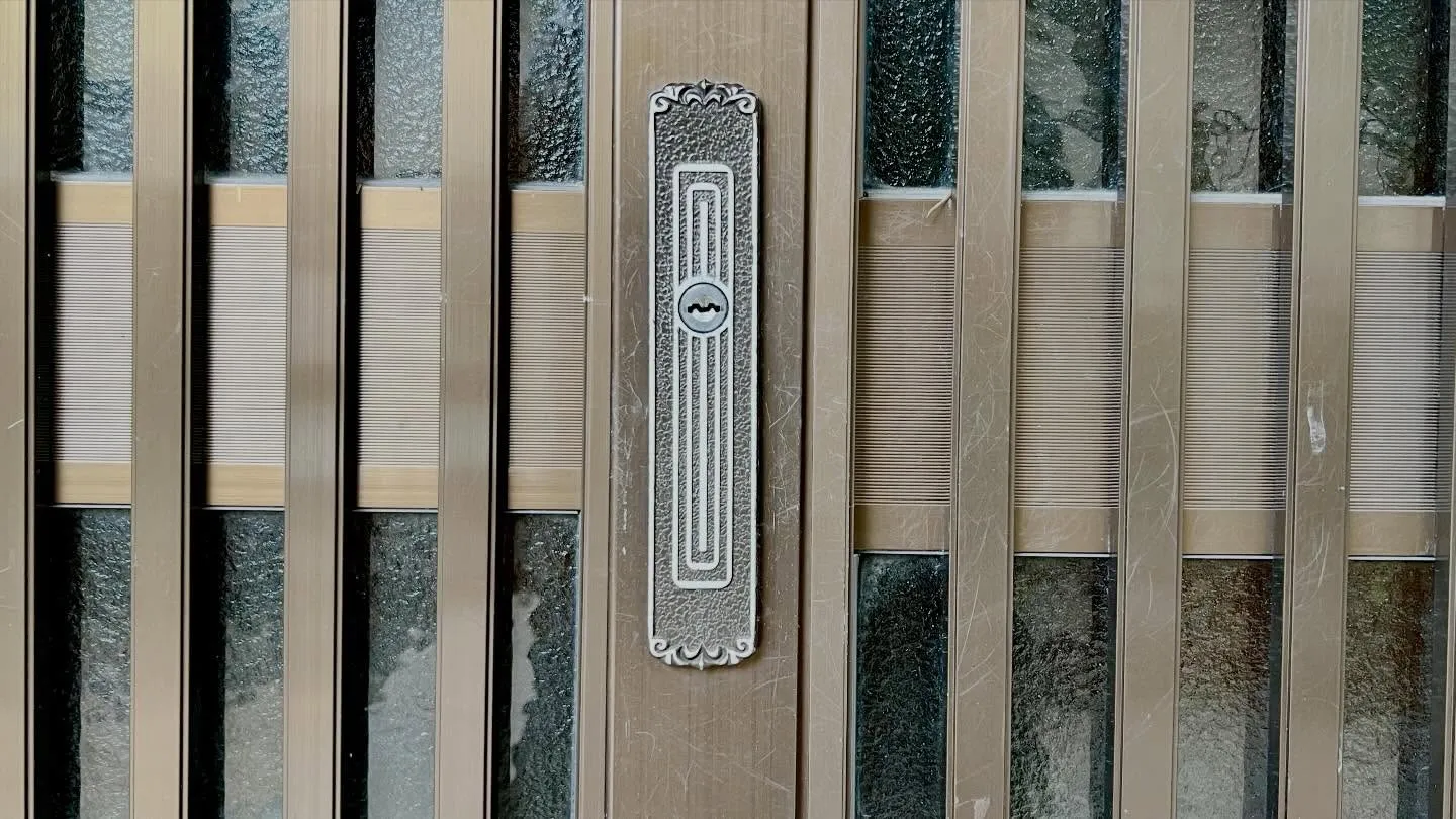 🔑【突然、鍵が回らない…35年選手の引戸錠を交換対応】