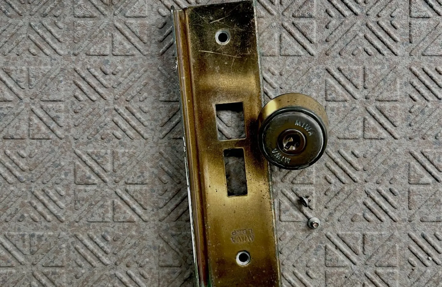 🔑【DIYでの鍵交換に失敗…プロが15分で対応した事例】