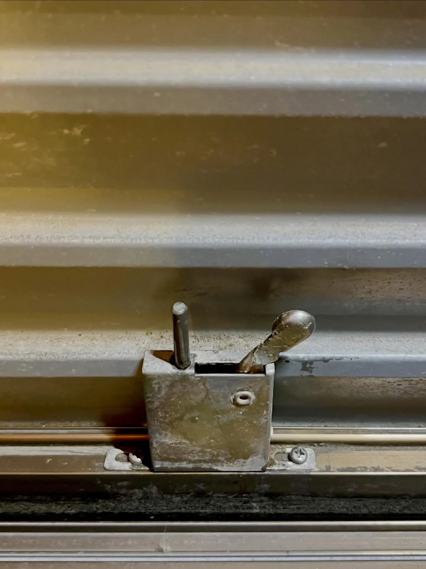 【40年以上前のスライド式雨戸の鍵トラブル】