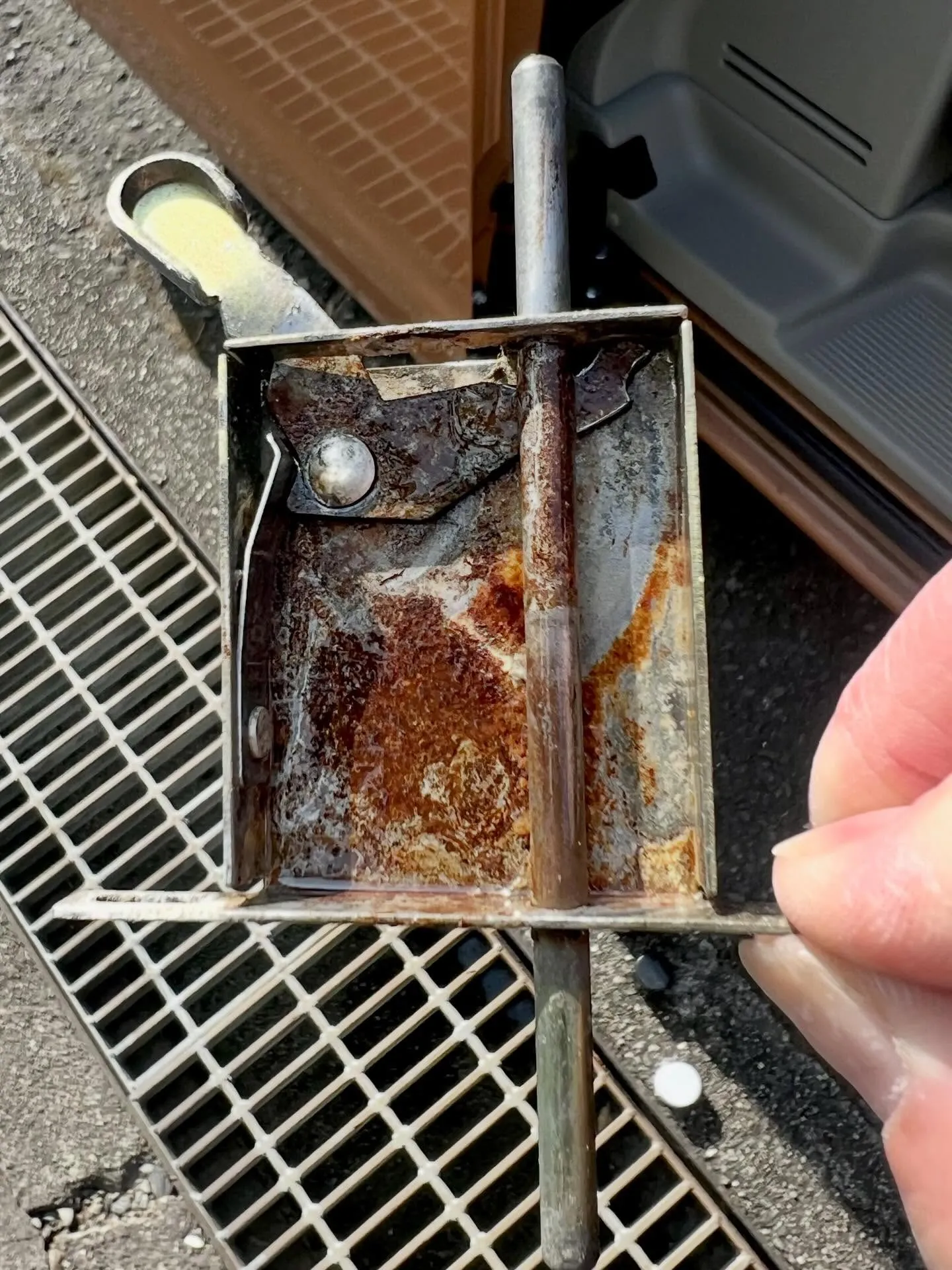 【40年以上前のスライド式雨戸の鍵トラブル】