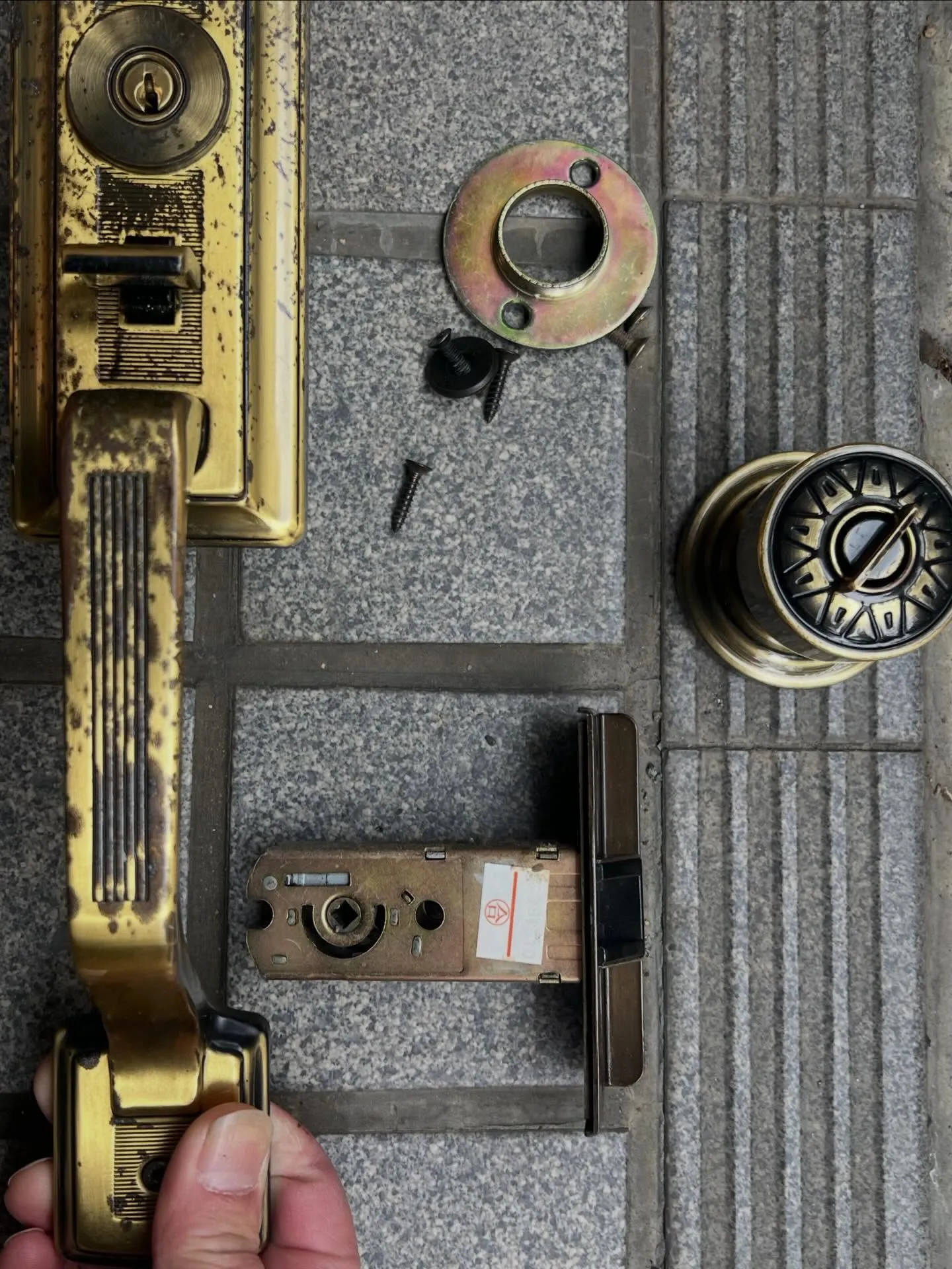 【本日の施工事例】YKKサムラッチ錠の不調をメンテナンスで改...