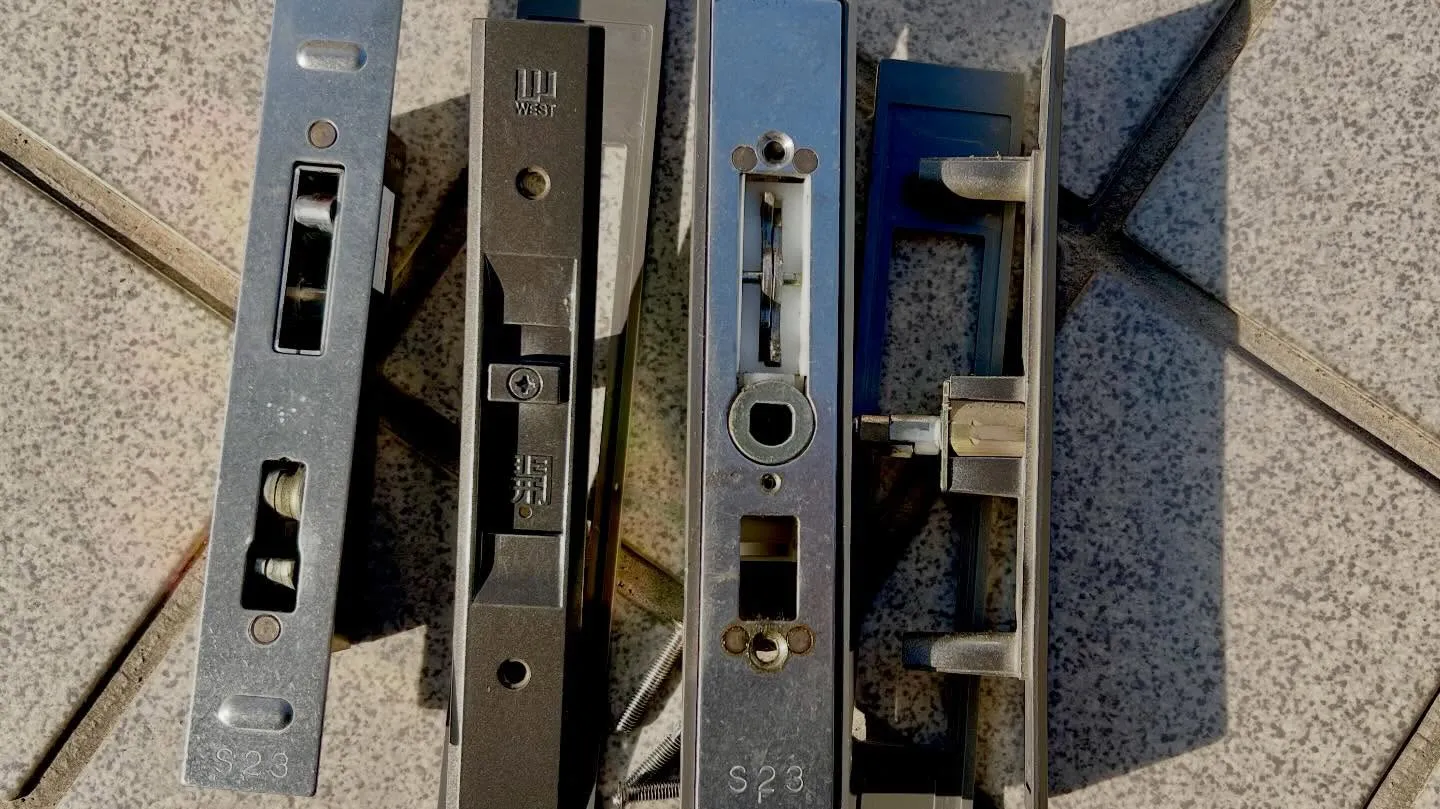 【引戸の鍵が固い…原因調査と交換作業】