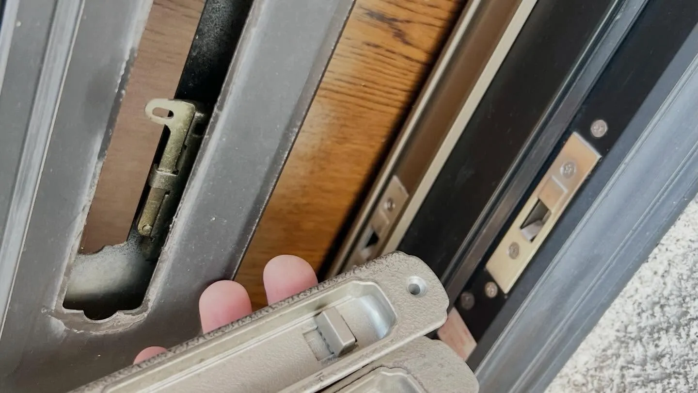 【引戸の鍵が固い…原因調査と交換作業】