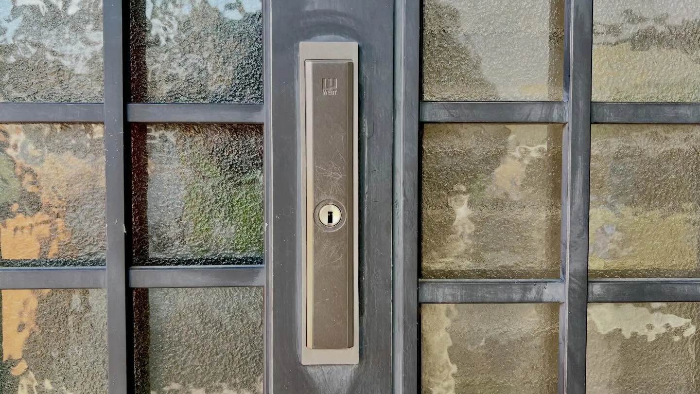 【引戸の鍵が固い…原因調査と交換作業】