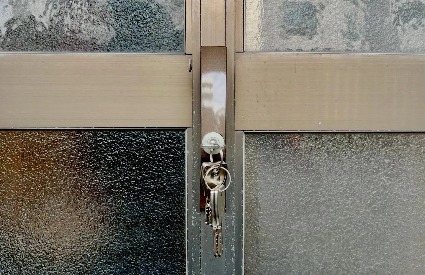 【空回りする引戸錠を緊急対応。