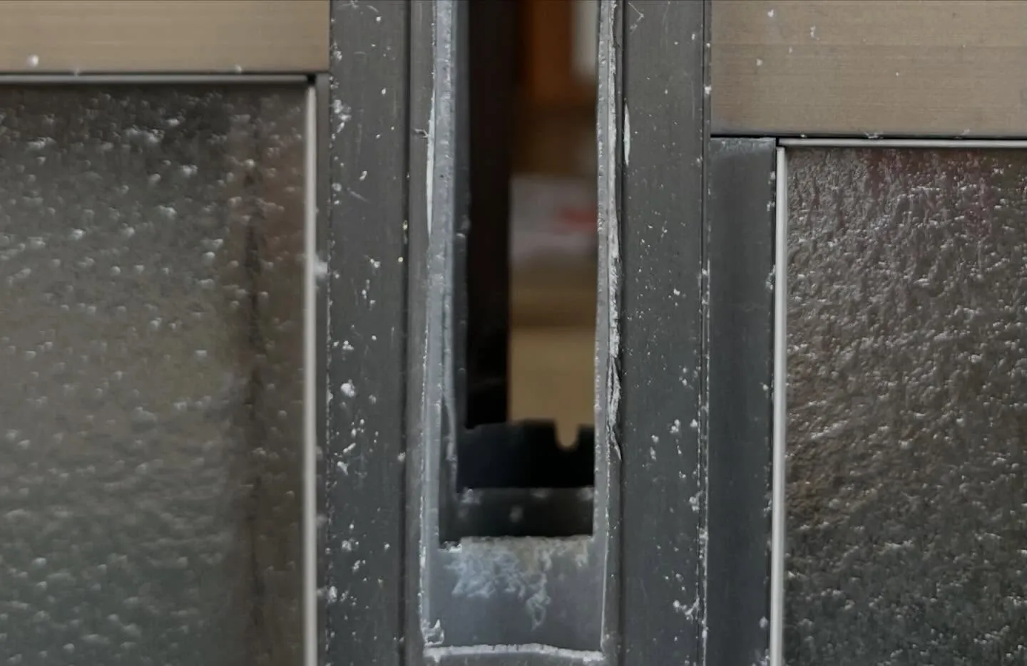 【空回りする引戸錠を緊急対応。