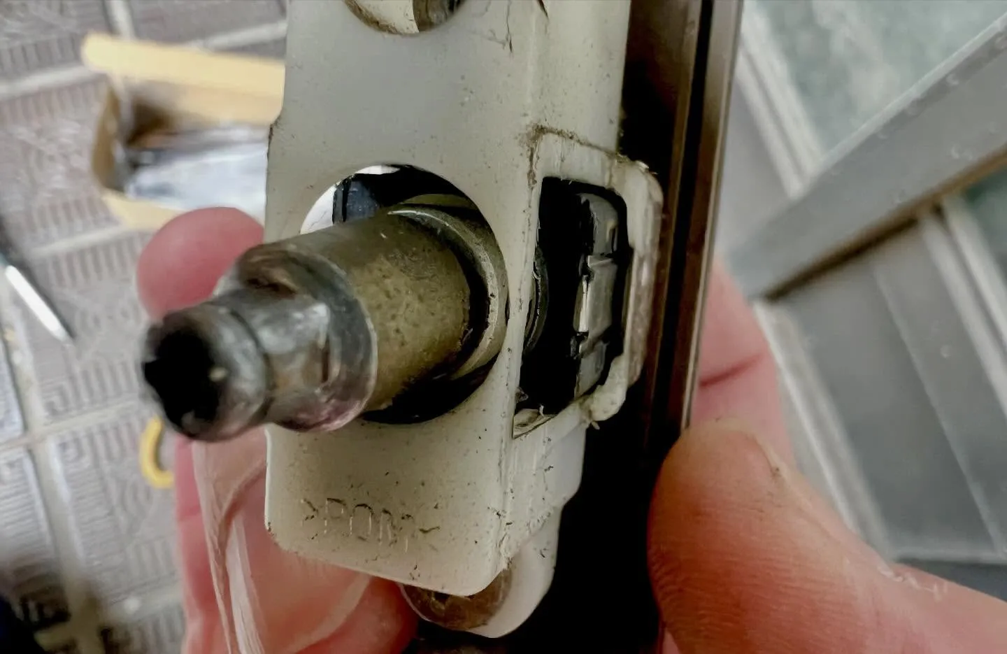 【空回りする引戸錠を緊急対応。