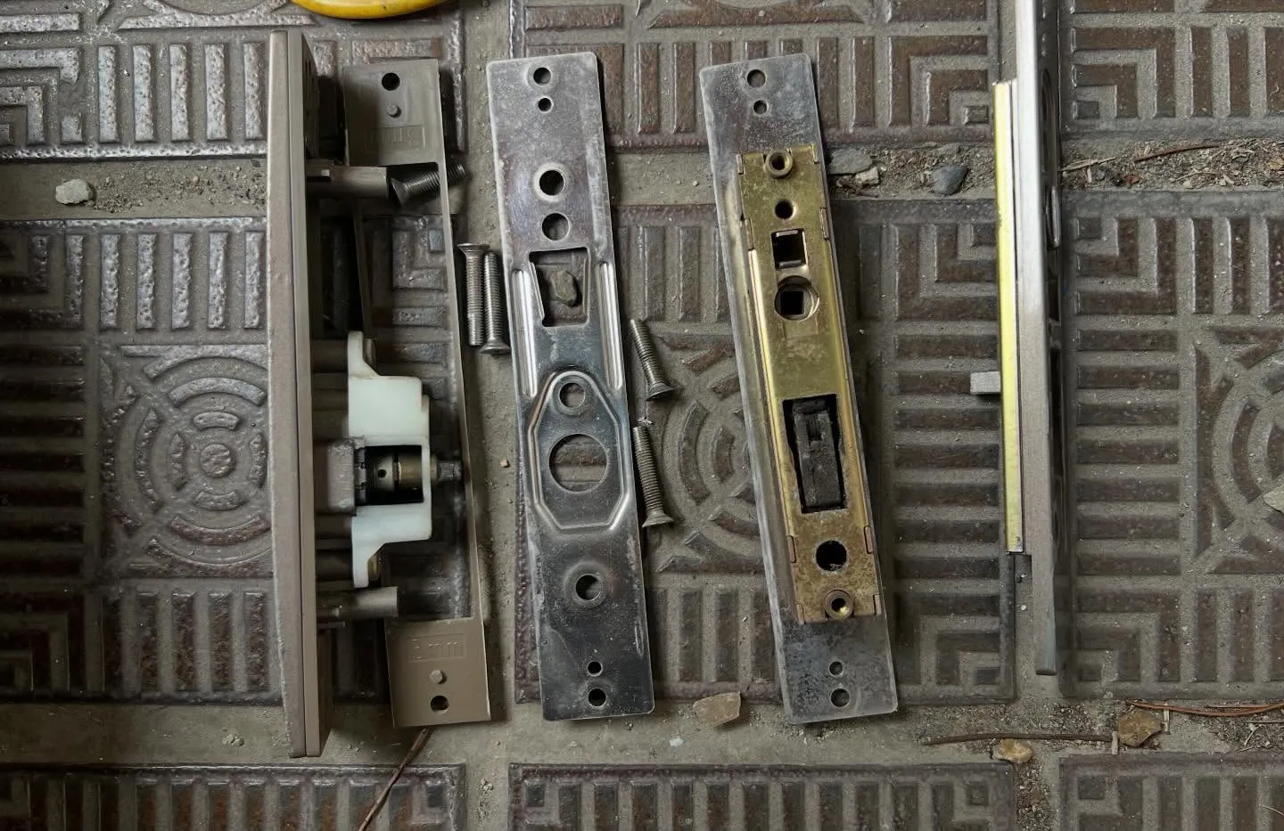 【空回りする引戸錠を緊急対応。