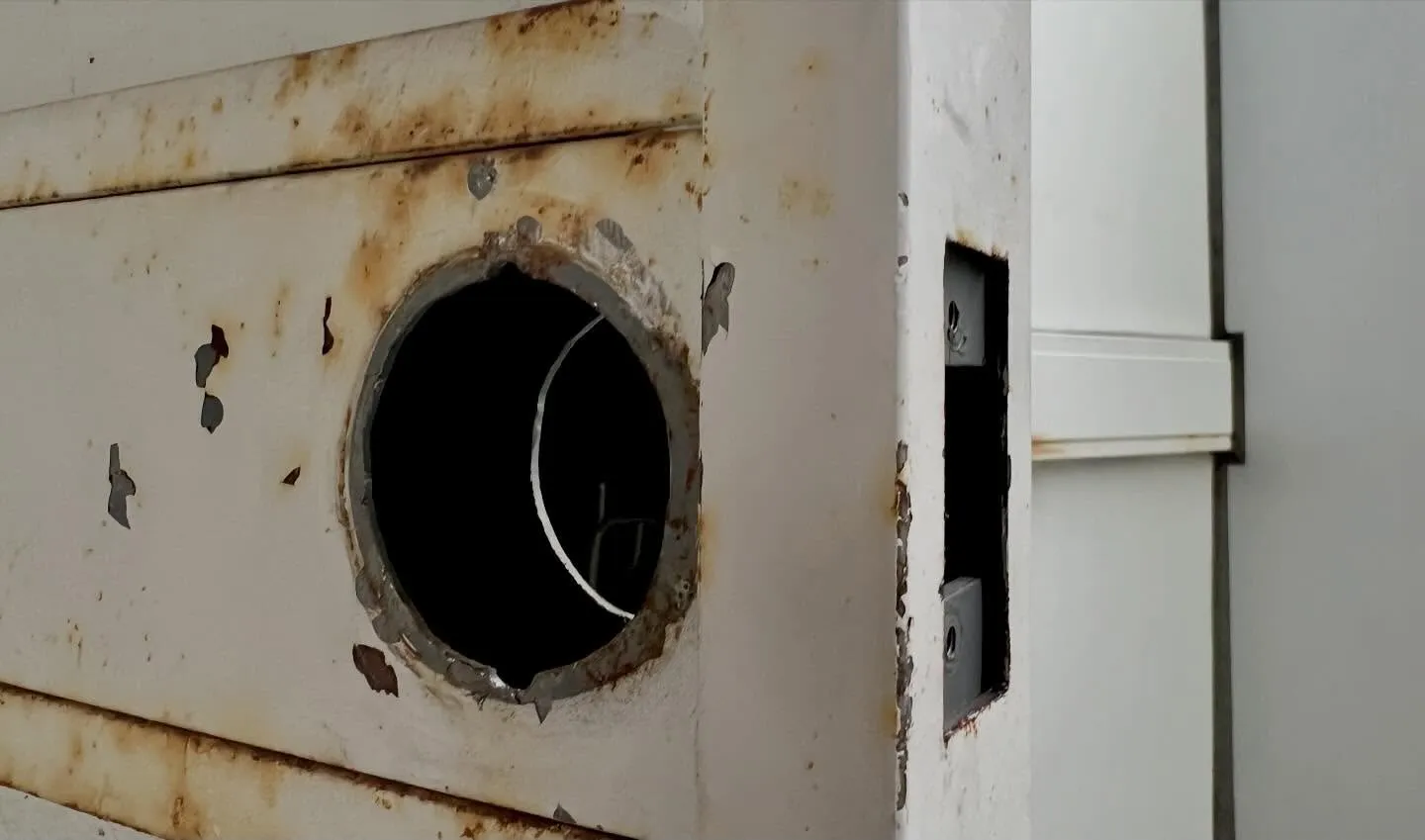 「鍵があるのかも不明、ノブも外れた状態…難案件のビル解錠に対...