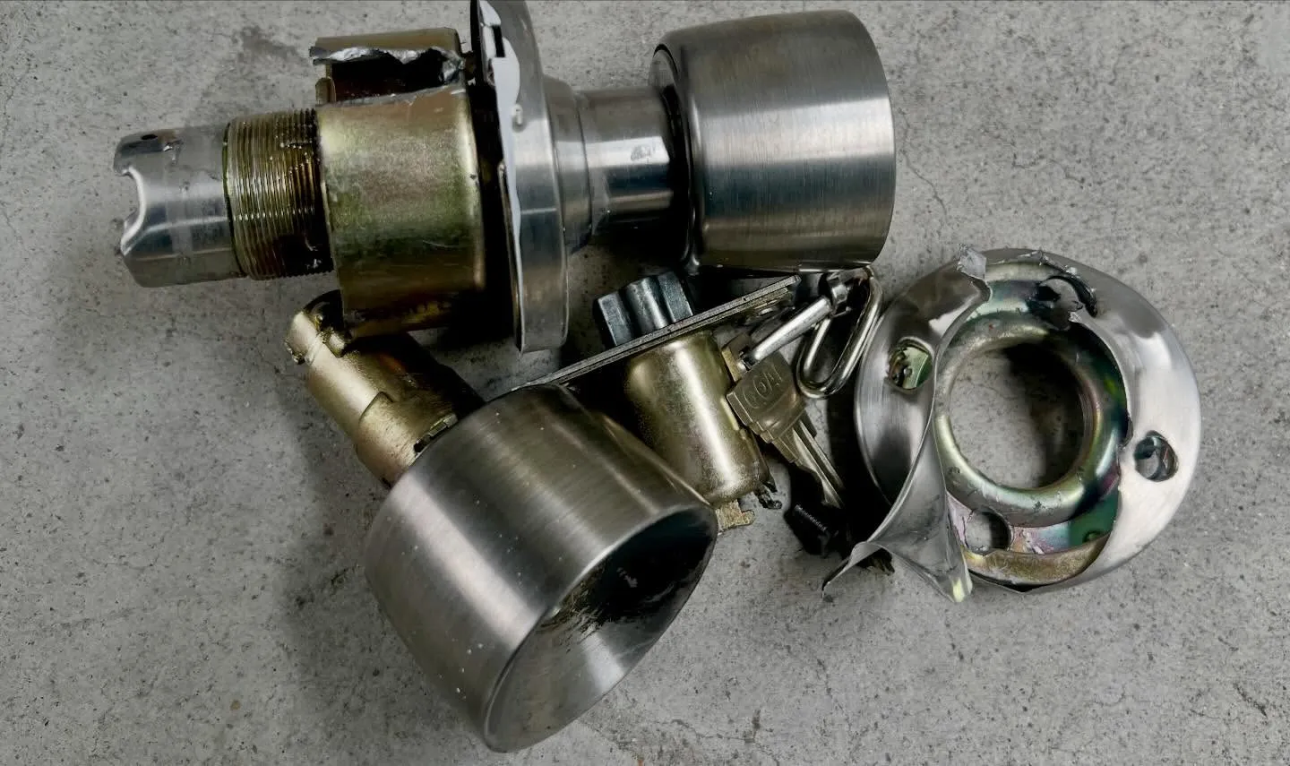 「鍵があるのかも不明、ノブも外れた状態…難案件のビル解錠に対...