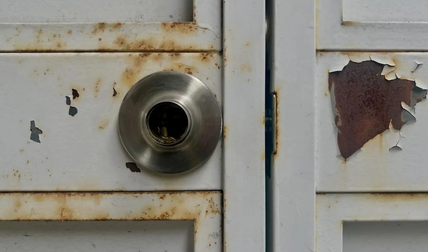 「鍵があるのかも不明、ノブも外れた状態…難案件のビル解錠に対...